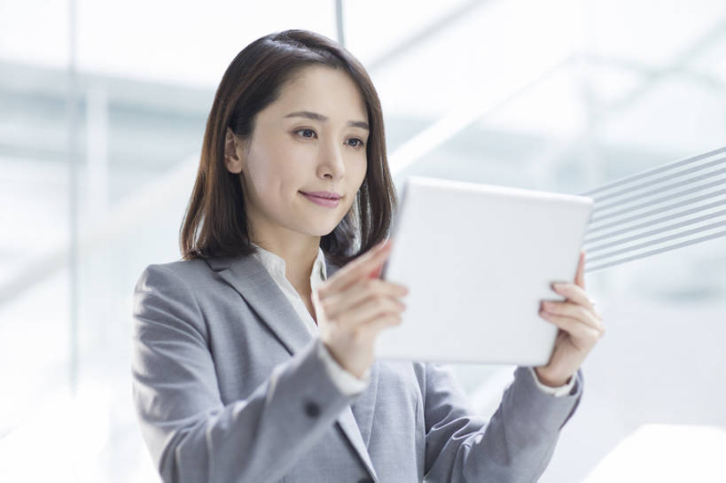 东方人,成年人,一个人,商务人士,商务女性,办公室,微笑,横图,室内,白天,正面,商务,快乐,幸福,信心,电脑,笔记本电脑,技术,窗户,城市,玻璃,北京,中国,亚洲,仅一个年轻女性,仅一个女性,仅一个人,连接,握,套装,正装,工作,网络,联系,通讯设备,现代,看,站着,职业,办公大楼,握着,摄影,生活方式,无线,享乐,销售,通信设备,无线网络,贩卖,无线上网,便携式电脑,平板电脑,东亚,营销,无线电技术,手提电脑,年轻女性,女人,女性,亚洲人,中国人,年轻人,白领,沟通,半身,彩图,欢乐,办公室职员,市场营销,bj175