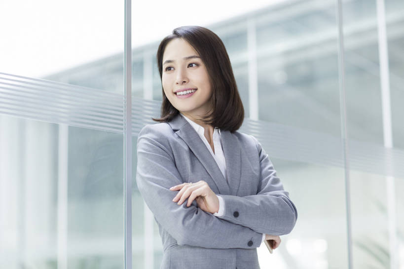 东方人,成年人,一个人,商务人士,商务女性,办公室,笑,双手交叉,微笑,露齿笑,横图,室内,白天,正面,商务,快乐,幸福,信心,窗户,城市,玻璃,北京,中国,亚洲,仅一个年轻女性,仅一个女性,仅一个人,套装,正装,注视,现代,观察,看,靠,靠着,站着,职业,思考,办公大楼,想,摄影,生活方式,观看,察看,双手抱胸,享乐,关注,销售,贩卖,东亚,营销,年轻女性,女人,女性,亚洲人,中国人,年轻人,白领,半身,彩图,欢乐,办公室职员,市场营销,bj175
