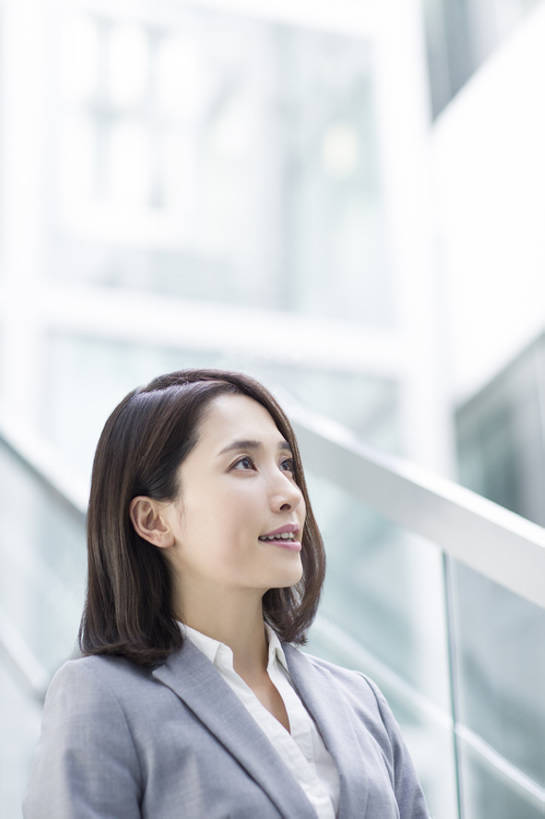 东方人,成年人,脸,头,脸颊,一个人,商务人士,商务女性,办公室,笑,微笑,露齿笑,竖图,室内,白天,正面,商务,快乐,幸福,信心,城市,建筑,玻璃,北京,中国,亚洲,仅一个年轻女性,仅一个女性,仅一个人,套装,正装,现代,肩膀,向上看,站着,职业,思考,办公大楼,想,摄影,生活方式,享乐,销售,贩卖,东亚,营销,年轻女性,女人,女性,亚洲人,中国人,年轻人,头部,脸部,脸蛋,面部,白领,彩图,欢乐,办公室职员,市场营销,bj175