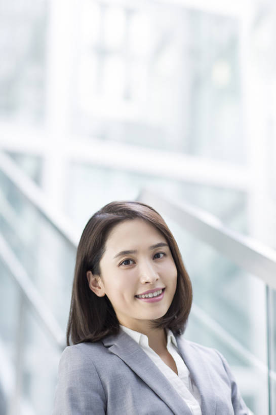 东方人,成年人,脸,头,脸颊,一个人,商务人士,商务女性,办公室,笑,微笑,露齿笑,竖图,室内,白天,正面,商务,快乐,幸福,信心,城市,建筑,玻璃,北京,中国,亚洲,仅一个年轻女性,仅一个女性,仅一个人,套装,正装,注视,现代,肩膀,观察,看,站着,职业,办公大楼,摄影,生活方式,观看,察看,享乐,关注,销售,肖像,贩卖,东亚,营销,年轻女性,女人,女性,亚洲人,中国人,年轻人,头部,脸部,脸蛋,面部,白领,彩图,欢乐,办公室职员,市场营销,bj175