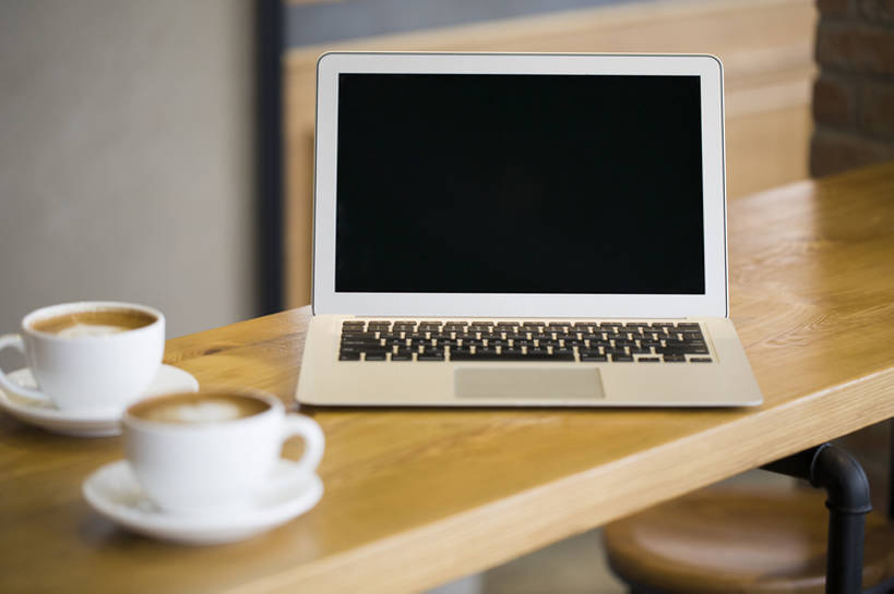 咖啡,牛奶,无人,横图,留白,笔记本电脑,技术,桌子,静物,杯子,北京,中国,亚洲,屏幕,气泡,美味,食品,咖啡杯,饮品,茶几,饮食,食物,饮料,甜食,健康,摄影,生活方式,混合,便利,可口,东亚,热饮,健康食物,拿铁,无线电技术,式样,适口,摩卡咖啡,计算机,心型,卡布基诺,彩图,咖啡馆,bj175