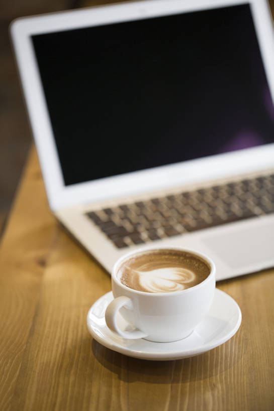 咖啡,牛奶,无人,竖图,留白,笔记本电脑,技术,桌子,静物,杯子,北京,中国,亚洲,屏幕,气泡,美味,食品,咖啡杯,饮品,茶几,饮食,食物,饮料,甜食,健康,摄影,生活方式,混合,便利,可口,东亚,热饮,健康食物,拿铁,无线电技术,式样,适口,摩卡咖啡,计算机,心型,卡布基诺,彩图,咖啡馆,bj175