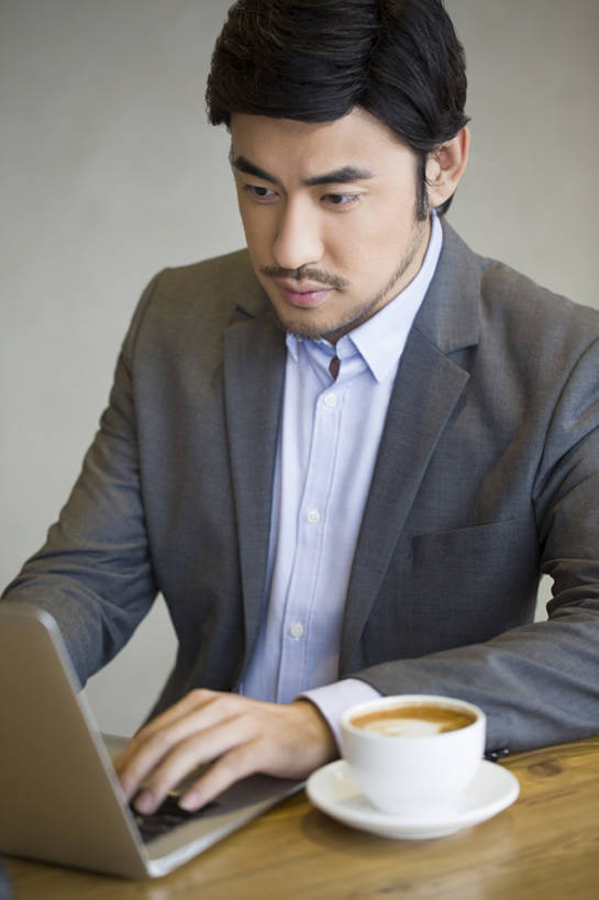 咖啡,牛奶,东方人,成年人,胡须,一个人,商务人士,商务男性,竖图,室内,白天,正面,衬衫,商务,信心,笔记本电脑,互联网,技术,桌子,城市,杯子,北京,中国,亚洲,仅一个男性,仅一个人,连接,敲打,套装,正装,工作,气泡,美味,食品,咖啡杯,饮品,联系,输入,饮食,食物,饮料,仅一个年轻男性,甜食,打字,看,职业,金融,摄影,生活方式,经济,点击,敲击,混合,便利,专心,可口,咖啡店,商务装,网上冲浪,便携式,贸易,工薪阶层,东亚,热饮,拿铁,无线电技术,适口,摩卡咖啡,上网,按键,计算机,男人,男性,年轻男性,亚洲人,中国人,年轻人,胡子,络腮胡,白领,上班族,卡布基诺,沟通,坐着,半身,彩图,衬衣,商业,咖啡馆,开领,bj175
