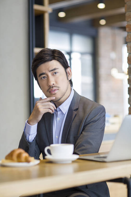 面包,咖啡,东方人,成年人,胡须,一个人,商务人士,商务男性,竖图,室内,白天,正面,衬衫,商务,早餐,信心,笔记本电脑,技术,桌子,城市,杯子,北京,中国,亚洲,仅一个男性,仅一个人,撑,连接,套装,正装,食品,咖啡杯,饮品,联系,托腮,饮食,食物,饮料,仅一个年轻男性,托,职业,思考,想,金融,摄影,生活方式,经济,便利,可口,托下巴,咖啡店,商务装,便携式,贸易,工薪阶层,东亚,热饮,无线电技术,适口,认真,计算机,男人,男性,年轻男性,亚洲人,中国人,年轻人,胡子,络腮胡,白领,上班族,沟通,坐着,半身,彩图,衬衣,商业,咖啡馆,新月面包,开领,bj175