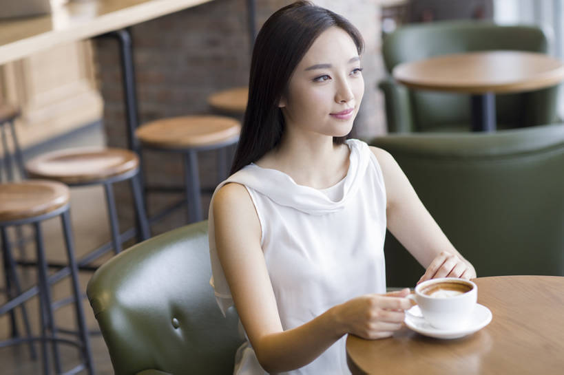 咖啡,东方人,成年人,一个人,微笑,横图,室内,白天,正面,快乐,幸福,桌子,城市,杯子,北京,中国,亚洲,仅一个年轻女性,仅一个女性,仅一个人,喝,握,服装,美味,食品,咖啡杯,饮品,休闲装,饮食,食物,饮料,衣服,休闲,健康,放松,想,握着,摄影,服饰,生活方式,高雅,享乐,衣着,穿着,可口,咖啡店,东亚,热饮,健康食物,拿铁,衣饰,适口,摩卡咖啡,年轻女性,女人,女性,亚洲人,中国人,年轻人,休闲活动,卡布基诺,坐着,半身,彩图,欢乐,咖啡馆,bj175