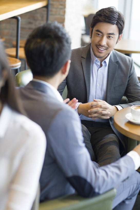 咖啡,东方人,成年人,胡须,三个人,同事,商务人士,商务男性,笑,微笑,露齿笑,竖图,室内,白天,正面,衬衫,商务,讨论,快乐,幸福,成功,合作,团队,集体,信心,桌子,城市,杯子,北京,中国,亚洲,连接,套装,正装,工作,会议,食品,咖啡杯,饮品,联系,队伍,饮食,食物,饮料,职业,休闲,面对面,亲密,摄影,生活方式,后背,领导,享乐,成就,可口,商务装,便携式,合伙,领袖,工薪阶层,东亚,热饮,陪同,适口,陪伴,男人,男性,年轻男性,年轻女性,女人,女性,亚洲人,中国人,年轻人,胡子,络腮胡,白领,上班族,沟通,说话,坐着,彩图,衬衣,欢乐,咖啡馆,开领,伴随,bj175