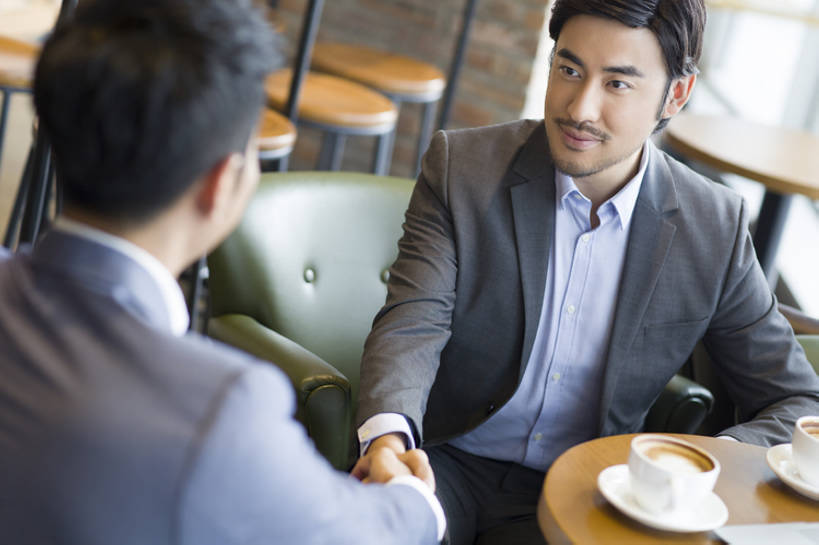 咖啡,东方人,成年人,胡须,两个人,同事,商务人士,商务男性,握手,微笑,横图,室内,白天,正面,衬衫,商务,讨论,快乐,幸福,成功,合作,团队,集体,信心,桌子,城市,杯子,北京,中国,亚洲,连接,套装,正装,工作,会议,食品,咖啡杯,饮品,联系,队伍,饮食,食物,饮料,职业,休闲,面对面,亲密,同意,摄影,生活方式,后背,领导,享乐,成就,可口,商务装,合伙,领袖,工薪阶层,东亚,热饮,陪同,适口,陪伴,男人,男性,年轻男性,亚洲人,中国人,年轻人,胡子,络腮胡,白领,上班族,沟通,说话,坐着,半身,彩图,衬衣,欢乐,咖啡馆,开领,伴随,bj175