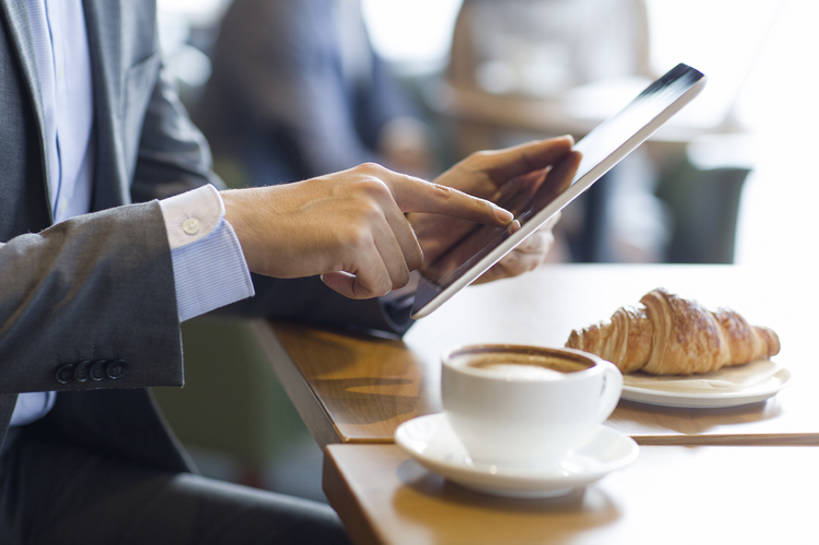 面包,咖啡,东方人,成年人,手,三个人,商务人士,商务男性,横图,室内,白天,侧面,衬衫,商务,早餐,电脑,笔记本电脑,互联网,技术,桌子,城市,杯子,北京,中国,亚洲,连接,握,套装,正装,工作,网络,屏幕,食品,触摸屏,咖啡杯,饮品,联系,通讯设备,饮食,食物,饮料,职业,握着,金融,摄影,生活方式,经济,部分,便利,无线,可口,通信设备,商务装,无线网络,网上冲浪,便携式,贸易,无线上网,便携式电脑,工薪阶层,平板电脑,东亚,热饮,无线电技术,适口,上网,手提电脑,男人,男性,年轻男性,亚洲人,中国人,年轻人,白领,上班族,触摸,沟通,坐着,彩图,衬衣,商业,咖啡馆,新月面包,bj175