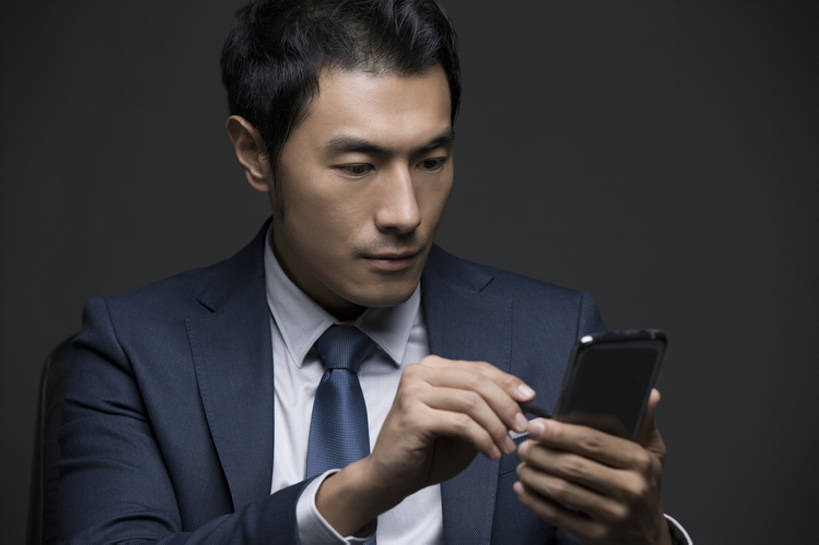 东方人,成年人,脸,头,脸颊,一个人,商务人士,商务男性,横图,正面,衬衫,西装,商务,智慧,成功,信心,技术,手机,北京,中国,亚洲,仅一个男性,仅一个人,连接,握,写,黑色背景,套装,正装,领带,联系,注视,肩膀,仅一个年轻男性,观察,看,职业,握着,财富,摄影,生活方式,观看,权威,察看,便利,领导,酷,经理,成就,关注,发短信,华贵,商务装,工薪阶层,智能手机,东亚,一套,无线电技术,把握,认真,男人,男性,年轻男性,亚洲人,中国人,年轻人,头部,脸部,脸蛋,面部,白领,上班族,触摸,沟通,坐着,彩图,影棚拍摄,衬衣,首席执行官,上层阶级,数码笔,掌控,bj175