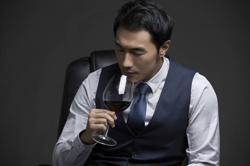 葡萄酒,东方人,成年人,一个人,商务人士,商务男性,横图,正面,衬衫,商务,时尚,智慧,成功,信心,椅子,北京,中国,亚洲,仅一个男性,仅一个人,喝,握,黑色背景,套装,正装,食品,领带,酒类,饮品,闻,饮食,食物,饮料,仅一个年轻男性,职业,红葡萄酒,放松,握着,财富,摄影,生活方式,马甲,权威,领导,高雅,酷,经理,葡萄酒杯,成就,可口,华贵,商务装,工薪阶层,东亚,适口,把握,认真,男人,男性,年轻男性,亚洲人,中国人,年轻人,白领,上班族,闭着眼睛,坐着,半身,彩图,影棚拍摄,衬衣,尝,首席执行官,上层阶级,掌控,bj175