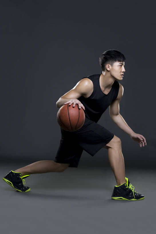 东方人,成年人,一个人,运动员,蹲,跑,竖图,留白,侧面,运动服,锻炼,快乐,成功,比赛,运动,合作,团队,集体,信心,竞争,北京,中国,亚洲,仅一个男性,仅一个人,弯腰,握,灰色背景,服装,训练,篮球运动员,娱乐,运动器械,队伍,球,仅一个年轻男性,衣服,站着,保养,休闲,健康,健身器械,活力,握着,保健,摄影,服饰,生活方式,张开双腿,迅速,酷,练习,敏捷,体育运动,衣着,成就,穿着,决心,爱好,健身器材,塑身,合伙,挑战,篮球运动,弹性,东亚,衣饰,技能,展开双腿,体育活动,体育,男人,男性,年轻男性,亚洲人,中国人,年轻人,体育运动员,运动选手,彩图,全身,影棚拍摄,健身,运动器材,伸展双腿,运动装,盘球,bj175