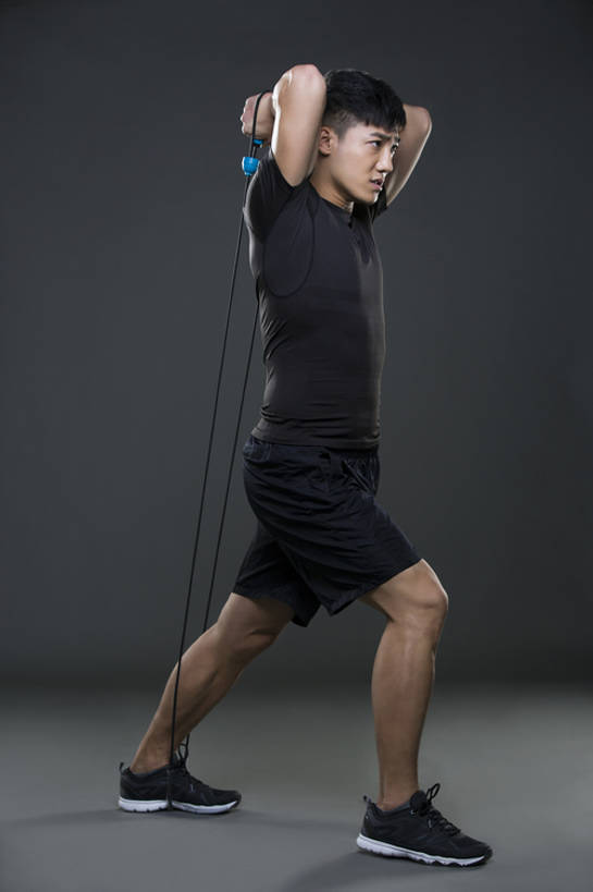 东方人,成年人,肌肉,健壮,一个人,运动员,拉,举,竖图,留白,侧面,运动服,锻炼,运动,信心,北京,中国,亚洲,仅一个男性,仅一个人,伸展,握,灰色背景,服装,训练,运动器械,现代,仅一个年轻男性,衣服,绳子,托,站着,保养,健康,健身器械,活力,力量,舒展,握着,保健,摄影,服饰,生活方式,张开双腿,酷,练习,衣着,穿着,热身,决心,努力,踏,爱好,健身器材,塑身,弹性,东亚,肱二头肌,阻力带,衣饰,展开双腿,体育活动,男人,男性,年轻男性,亚洲人,中国人,年轻人,举起,举手,举着,向上举,向上伸,向上托,彩图,全身,影棚拍摄,运动器材,伸展双腿,运动装,拉力带,瑜伽伸展带,bj175