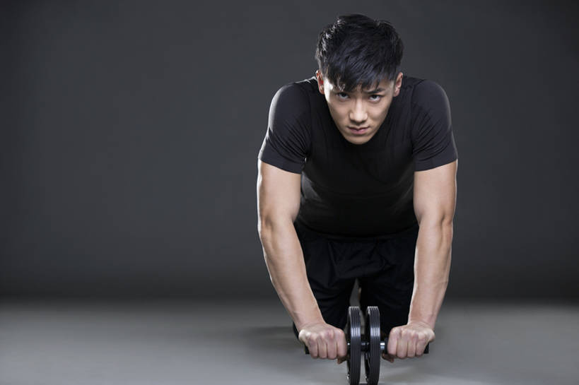 东方人,成年人,肌肉,健壮,一个人,运动员,横图,留白,正面,运动服,锻炼,运动,信心,北京,中国,亚洲,仅一个男性,仅一个人,伸展,握,灰色背景,服装,训练,注视,运动器械,现代,仅一个年轻男性,衣服,车轮,观察,看,保养,健康,健身器械,活力,力量,平衡,翻滚,舒展,握着,保健,摄影,服饰,生活方式,观看,支撑,察看,酷,练习,敏捷,衣着,穿着,关注,热身,决心,努力,爱好,健身器材,塑身,挑战,弹性,东亚,肱二头肌,健腹轮,衣饰,体育活动,男人,男性,年轻男性,亚洲人,中国人,年轻人,彩图,全身,影棚拍摄,运动器材,运动装,bj175