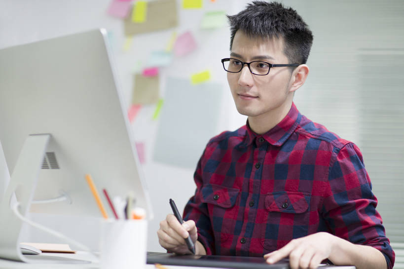 东方人,成年人,一个人,设计师,办公室,微笑,横图,室内,白天,正面,商务,时尚,快乐,幸福,集体,信心,电脑,显示器,技术,桌子,城市,笔筒,北京,中国,亚洲,仅一个男性,仅一个人,敲打,握,工作,网络,眼镜,办公用品,便签,画板,利益,休闲装,输入,输入设备,通讯设备,现代,文具,仅一个年轻男性,铅笔,容器,学习用品,打字,看,职业,休闲,团体,器皿,台式电脑,办公大楼,个性,握着,创意,摄影,奋斗,生活方式,储藏,点击,敲击,文具用品,愿望,组织,创造力,专心,享乐,企业,公司,工作室,储存,努力,通信设备,创新,输出设备,东亚,新意,无线电技术,理想,美术工艺,插笔器具,文房用具,电脑一体机,按键,计算机,男人,男性,年轻男性,亚洲人,中国人,年轻人,白领,美术设计员,设计,设计家,设计者,画画,坐着,半身,彩图,欢乐,速写本,贮存,办公室职员,数码笔,插图画家,bj175