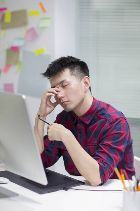 东方人,成年人,一个人,设计师,办公室,竖图,室内,白天,正面,商务,集体,显示器,技术,桌子,城市,笔筒,北京,中国,亚洲,仅一个男性,仅一个人,握,工作,眼镜,办公用品,便签,画板,利益,休闲装,现代,文具,仅一个年轻男性,铅笔,容器,学习用品,职业,疲倦,团体,揉,器皿,办公大楼,压力,握着,创意,摄影,奋斗,生活方式,储藏,文具用品,愿望,组织,创造力,疲劳,加班,疲惫,企业,公司,工作室,储存,消极,努力,情绪,困乏,创新,东亚,疲乏,新意,委顿,疲困,疲顿,疲钝,倦怠,怠倦,无线电技术,理想,美术工艺,插笔器具,文房用具,计算机,男人,男性,年轻男性,亚洲人,中国人,年轻人,白领,美术设计员,设计,设计家,设计者,玻璃杯,闭着眼睛,坐着,半身,彩图,速写本,贮存,办公室职员,数码笔,插图画家,bj175