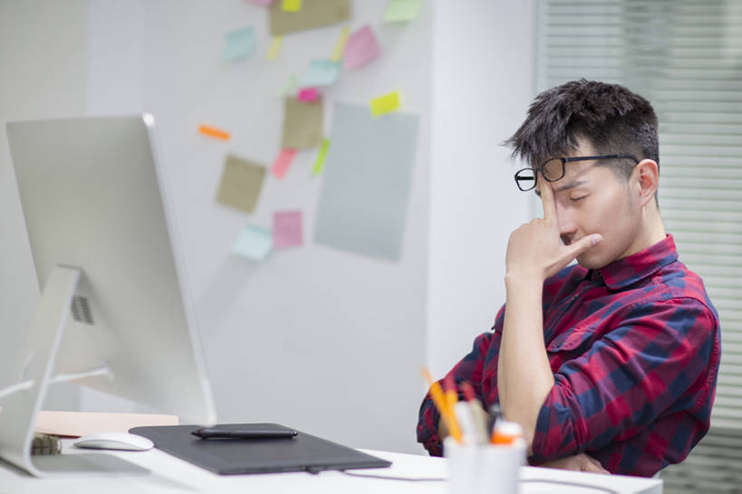 东方人,成年人,一个人,设计师,办公室,横图,室内,白天,正面,商务,集体,显示器,技术,桌子,城市,笔筒,北京,中国,亚洲,仅一个男性,仅一个人,握,工作,眼镜,办公用品,便签,画板,利益,休闲装,现代,文具,仅一个年轻男性,铅笔,容器,学习用品,职业,疲倦,团体,揉,器皿,办公大楼,压力,握着,创意,摄影,奋斗,生活方式,储藏,文具用品,愿望,组织,创造力,疲劳,加班,疲惫,企业,公司,工作室,储存,消极,努力,情绪,困乏,创新,东亚,疲乏,新意,委顿,疲困,疲顿,疲钝,倦怠,怠倦,无线电技术,理想,美术工艺,插笔器具,文房用具,计算机,男人,男性,年轻男性,亚洲人,中国人,年轻人,白领,美术设计员,设计,设计家,设计者,玻璃杯,闭着眼睛,坐着,半身,彩图,速写本,贮存,办公室职员,数码笔,插图画家,bj175