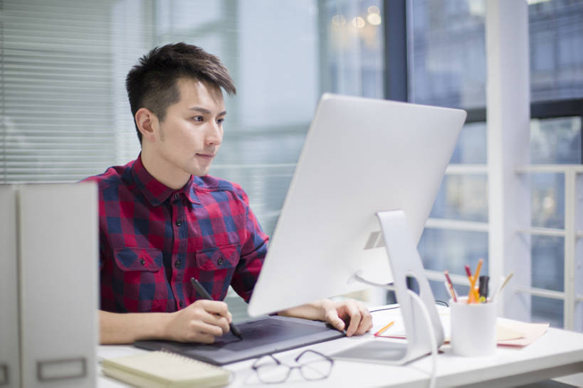 东方人,成年人,一个人,设计师,办公室,横图,室内,白天,正面,商务,时尚,通讯,集体,信心,显示器,技术,窗户,桌子,城市,笔筒,北京,中国,亚洲,仅一个男性,仅一个人,连接,敲打,握,工作,眼镜,百叶窗,办公用品,画板,利益,联系,休闲装,输入,现代,文具,仅一个年轻男性,笔记本,容器,学习用品,打字,看,职业,休闲,团体,器皿,百叶帘,办公大楼,个性,握着,创意,摄影,奋斗,生活方式,储藏,点击,敲击,文具用品,愿望,组织,便利,创造力,专心,企业,公司,工作室,储存,努力,创新,东亚,新意,无线电技术,理想,美术工艺,插笔器具,文房用具,按键,计算机,男人,男性,年轻男性,亚洲人,中国人,年轻人,白领,美术设计员,设计,设计家,设计者,画画,坐着,半身,彩图,速写本,贮存,办公室职员,数码笔,插图画家,bj175