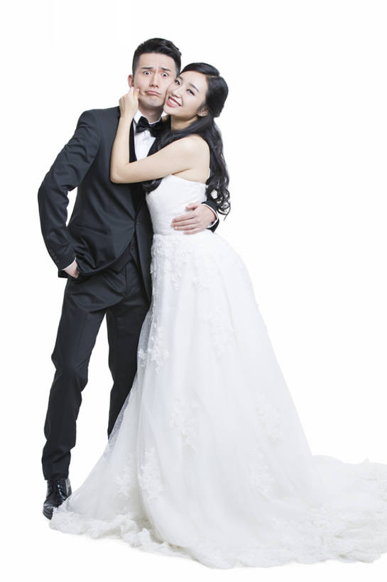 东方人,成年人,脸,头,脸颊,两个人,夫妻,丈夫,妻子,新娘,新郎,笑,捏,微笑,露齿笑,竖图,抠图,白色背景,正面,婚纱,爱情,婚礼,时尚,快乐,幸福,北京,中国,亚洲,连接,服装,正装,庆祝,领结,结婚,浪漫,注视,现代,相视,观察,看,站着,温暖,温馨,喜庆,表情,面对面,恩爱,活力,亲密,淘气,搭,恋人,摄影,生活方式,观看,纪念,马甲,对视,幽默,严肃,和睦,察看,享乐,互视,神圣,搭着,关注,肖像,扮鬼脸,相对,蜜月,东亚,陪同,新婚,燕尾服,相看,陪伴,开端,认真,男人,男性,年轻男性,年轻女性,女人,女性,亚洲人,中国人,年轻人,头部,脸部,脸蛋,面部,夫妇,情侣,两手抄兜,彩图,全身,影棚拍摄,礼服,爱,高兴,欢乐,深情,伴侣,融洽,订婚,伴随,bj175