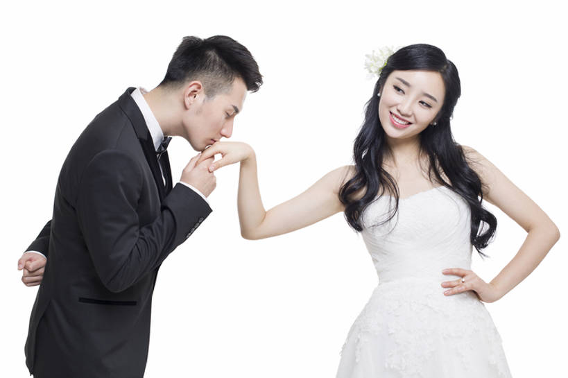 东方人,成年人,两个人,夫妻,丈夫,妻子,新娘,新郎,笑,吻,微笑,露齿笑,横图,抠图,白色背景,正面,婚纱,爱情,婚礼,时尚,快乐,幸福,北京,中国,亚洲,连接,服装,正装,庆祝,领结,结婚,浪漫,现代,手叉腰,结婚戒指,戒指,站着,温暖,温馨,喜庆,恩爱,活力,恋人,摄影,生活方式,纪念,马甲,严肃,和睦,享乐,神圣,蜜月,东亚,背手,陪同,新婚,燕尾服,陪伴,开端,认真,男人,男性,年轻男性,年轻女性,女人,女性,亚洲人,中国人,年轻人,夫妇,情侣,闭着眼睛,亲,亲吻,手牵手,半身,彩图,影棚拍摄,礼服,爱,高兴,欢乐,深情,伴侣,融洽,订婚,伴随,bj175