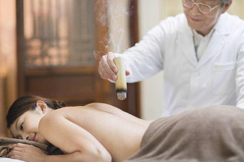 东方人,成年人,中年人,老年人,两个人,医生,病人,商店,微笑,横图,室内,白天,正面,快乐,技术,植物,床,金属制品,北京,中国,亚洲,握,工作,医学,金属,工具,眼镜,草药,药草,床单,燃烧,热,文化,被子,商铺,传统,裸露,中药,药店,趴着,医护人员,医疗人员,职业,保养,健康,烟,放松,亲密,治疗,握着,保健,人体,摄影,药房,药铺,生活方式,技巧,经络,皮肤,后背,医疗,疾病,穴位,被单,中国文化,手艺,裸,针灸,药材,中草药,调和,中药房,中医,东亚,实验服,按摩床,陪同,医治,中药材,本草,市肆,商号,替代疗法,疏通,技能,技艺,陪伴,艾灸,灸法,针法,中医学,老年男性,男人,男性,年轻女性,女人,女性,亚洲人,中国人,年轻人,大夫,躺着,坐着,半身,彩图,店铺,搓背床,理疗床,美容床,指压床,妙技,传统文化,本领,汉医,温灸棒,艾灸棒,门诊部,物理疗法,伴随,诊疗室,bj175