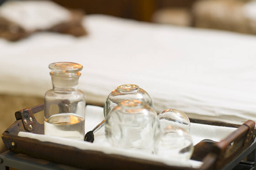 无人,商店,横图,室内,特写,植物,床,静物,北京,中国,亚洲,医学,草药,药草,床单,文化,被子,商铺,传统,中药,医疗用品,药店,保养,治疗,保健,摄影,药房,药铺,生活方式,真空,医疗,被单,中国文化,医疗器械,药材,中草药,中药房,拔火罐,中医,火罐,东亚,按摩床,医治,中药材,本草,市肆,商号,替代疗法,拔罐,拔罐疗法,拔罐子,火罐疗法,中医学,玻璃杯,彩图,店铺,搓背床,理疗床,美容床,指压床,传统文化,门诊部,物理疗法,诊疗室,bj175