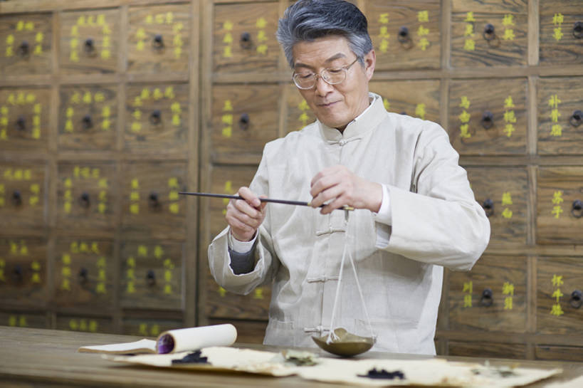 东方人,成年人,中年人,老年人,一个人,医生,药剂师,横图,室内,白天,正面,技术,植物,抽屉,北京,中国,亚洲,仅一个男性,仅一个人,仅一个中年男性,握,药,准备,工作,测量,木制,眼镜,草药,药草,古典,注视,传统,中药,排列,观察,看,站着,医护人员,医疗人员,职业,握着,摄影,药房,生活方式,观看,技巧,察看,医疗,专心,药箱,关注,中国文化,手艺,药材,中草药,古典风格,剂量,中医,东亚,中药材,本草,替代疗法,技能,技艺,认真,老年男性,男人,男性,中年男性,亚洲人,中国人,大夫,配药师,秤,半身,彩图,妙技,唐装,传统文化,本领,汉医,成分,bj175