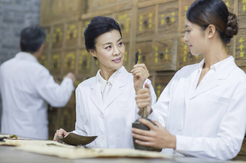 东方人,成年人,中年人,老年人,三个人,医生,药剂师,笑,微笑,露齿笑,横图,室内,白天,正面,快乐,团队,信心,技术,植物,抽屉,北京,中国,亚洲,握,学习,药,准备,工作,草药,药草,传统,中药,教,看,站着,医护人员,医疗人员,职业,面对面,亲密,握着,摄影,药房,生活方式,技巧,研磨,医疗,知识,药箱,关爱,中国文化,手艺,研磨器,药材,中草药,合伙,剂量,中医,东亚,实验服,陪同,中药材,本草,替代疗法,技能,技艺,陪伴,老年男性,老年女性,男人,男性,年轻女性,女人,女性,亚洲人,中国人,年轻人,大夫,配药师,秤,沟通,说话,半身,彩图,妙技,熟地黄,传统文化,本领,汉医,成分,伴随,bj175