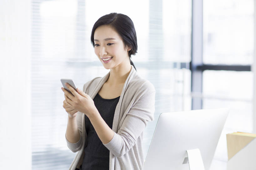 东方人,成年人,一个人,商务人士,商务女性,办公室,笑,微笑,露齿笑,横图,室内,白天,正面,商务,快乐,幸福,信心,电脑,显示器,技术,窗户,城市,手机,北京,中国,亚洲,仅一个年轻女性,仅一个女性,仅一个人,连接,握,网络,办公用品,联系,休闲装,输入设备,通讯设备,现代,看,站着,职业,台式电脑,办公大楼,握着,摄影,生活方式,便利,享乐,企业,公司,发短信,通信设备,智能手机,输出设备,东亚,无线电技术,电脑一体机,计算机,年轻女性,女人,女性,亚洲人,中国人,年轻人,白领,玻璃杯,沟通,半身,彩图,欢乐,办公室职员,bj175