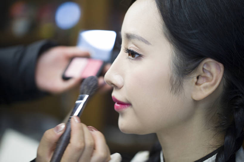 东方人,成年人,中年人,老年人,脸,头,脸颊,手,两个人,演员,电影明星,横图,侧面,化妆,美容,时尚,北京,中国,亚洲,握,美丽,现代,肩膀,化妆品,化妆刷,服务,握着,摄影,生活方式,协助,部分,化妆用品,化妆师,东亚,时装模特,美化,老年女性,年轻女性,女人,女性,亚洲人,中国人,年轻人,头部,脸部,脸蛋,面部,影视明星,彩图,美人,幕后,bj175