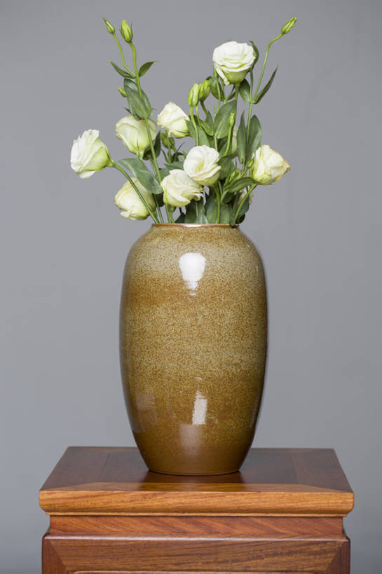 无人,竖图,留白,复古,家具,桌子,玫瑰,静物,花瓶,北京,中国,亚洲,灰色背景,装饰,木制,古典,传统,花,树叶,摄影,古董,高雅,优美,风格,中国文化,古典风格,东亚,彩图,影棚拍摄,传统文化,明式家具,bj175