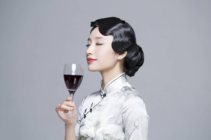 葡萄酒,东方人,成年人,脸,头,脸颊,头发,一个人,微笑,横图,室内,留白,侧面,时尚,快乐,幸福,复古,北京,中国,亚洲,仅一个年轻女性,仅一个女性,仅一个人,握,灰色背景,旗袍,食品,酒类,饮品,古典,美丽,闻,传统,饮食,肩膀,食物,饮料,黑色,耳环,站着,红葡萄酒,握着,摄影,生活方式,怀旧,高雅,享乐,风格,葡萄酒杯,可口,中国文化,古典风格,品酒,东亚,适口,年轻女性,女人,女性,亚洲人,中国人,年轻人,头部,卷发,脸部,脸蛋,面部,玻璃杯,闭着眼睛,彩图,影棚拍摄,传统服装,欢乐,传统文化,美人,尝,bj175