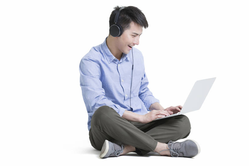 东方人,成年人,一个人,坐,笑,盘腿,微笑,露齿笑,横图,留白,抠图,白色背景,正面,快乐,幸福,信心,笔记本电脑,互联网,技术,北京,中国,亚洲,仅一个男性,仅一个人,连接,敲打,握,联系,音乐,听,休闲装,输入,仅一个年轻男性,耳麦,打字,看,休闲,握着,摄影,生活方式,点击,敲击,便利,享乐,网上冲浪,便携式,东亚,无线电技术,上网,按键,计算机,男人,男性,年轻男性,亚洲人,中国人,年轻人,休闲活动,沟通,盘腿而坐,盘膝,盘着腿的,盘着腿坐,双腿交叉,坐着,彩图,全身,影棚拍摄,欢乐,bj175