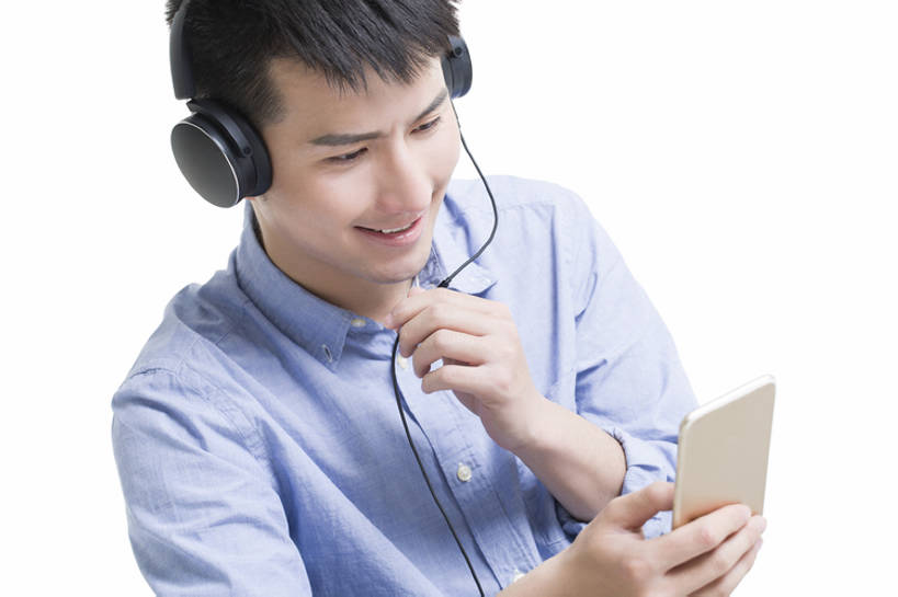 东方人,成年人,脸,头,脸颊,一个人,笑,微笑,露齿笑,横图,留白,抠图,白色背景,正面,快乐,幸福,互联网,技术,手机,北京,中国,亚洲,仅一个男性,仅一个人,连接,握,联系,音乐,听,休闲装,肩膀,仅一个年轻男性,耳麦,看,休闲,放松,握着,摄影,生活方式,便利,享乐,网上冲浪,便携式,智能手机,视频会议,东亚,无线电技术,男人,男性,年轻男性,亚洲人,中国人,年轻人,头部,脸部,脸蛋,面部,休闲活动,沟通,说话,彩图,影棚拍摄,欢乐,bj175