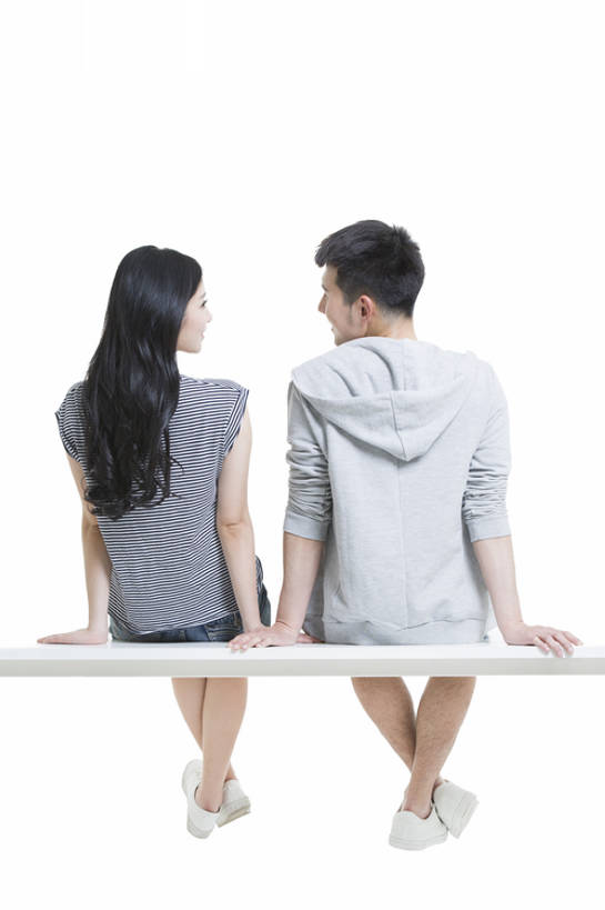 东方人,成年人,两个人,微笑,竖图,留白,抠图,白色背景,爱情,时尚,快乐,幸福,北京,中国,亚洲,连接,短裤,并排,浪漫,休闲装,背面,夏天,休闲,温暖,温馨,面对面,短袖,恩爱,活力,亲密,约会,恋人,摄影,生活方式,后背,和睦,享乐,东亚,陪同,陪伴,男人,男性,年轻男性,年轻女性,女人,女性,亚洲人,中国人,年轻人,情侣,说话,坐着,彩图,全身,影棚拍摄,爱,欢乐,伴侣,融洽,伴随,bj175