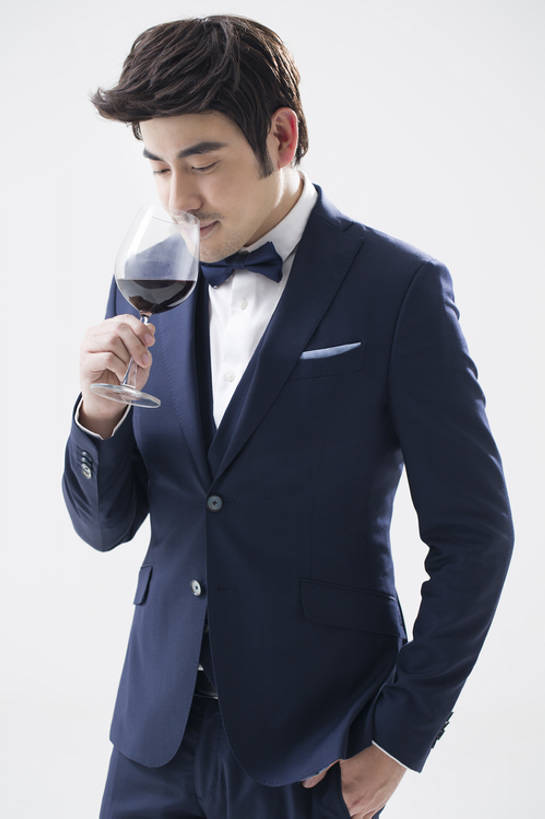 葡萄酒,东方人,成年人,一个人,微笑,竖图,留白,正面,西装,时尚,快乐,幸福,信心,北京,中国,亚洲,仅一个男性,仅一个人,喝,握,灰色背景,套装,服装,正装,领结,食品,酒类,饮品,现代,闻,饮食,食物,饮料,仅一个年轻男性,站着,红葡萄酒,握着,财富,摄影,生活方式,马甲,严肃,享乐,神圣,贵族,葡萄酒杯,成就,可口,东亚,燕尾服,一套,适口,认真,男人,男性,年轻男性,亚洲人,中国人,年轻人,玻璃杯,两手抄兜,彩图,影棚拍摄,礼服,欢乐,尝,上层阶级,bj175