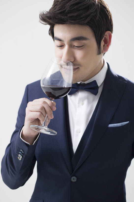 葡萄酒,东方人,成年人,一个人,微笑,竖图,留白,正面,西装,时尚,快乐,幸福,信心,北京,中国,亚洲,仅一个男性,仅一个人,喝,握,灰色背景,套装,服装,正装,领结,食品,酒类,饮品,现代,闻,饮食,食物,饮料,仅一个年轻男性,站着,红葡萄酒,握着,财富,摄影,生活方式,马甲,严肃,享乐,神圣,贵族,葡萄酒杯,成就,可口,东亚,燕尾服,一套,适口,认真,男人,男性,年轻男性,亚洲人,中国人,年轻人,玻璃杯,半身,彩图,影棚拍摄,礼服,欢乐,尝,上层阶级,bj175