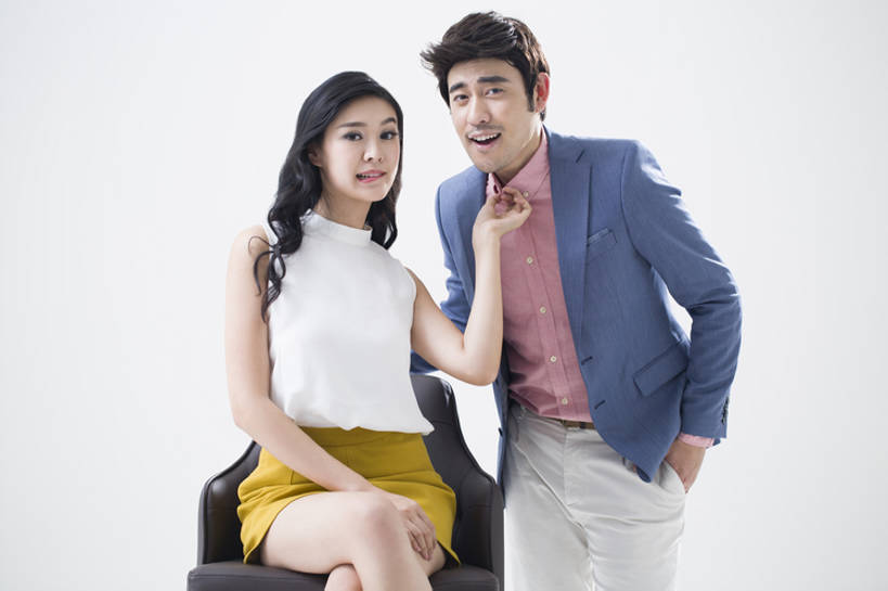 东方人,成年人,两个人,丈夫,妻子,拉,笑,微笑,露齿笑,横图,留白,正面,裙子,爱情,时尚,快乐,信心,椅子,北京,中国,亚洲,灰色背景,正装,浪漫,二郎腿,玩,注视,休闲装,现代,衣领,观察,看,站着,温暖,温馨,表情,恩爱,亲密,淘气,约会,恋人,摄影,生活方式,观看,搞笑,幽默,和睦,察看,咬唇,关注,东亚,陪同,支配,陪伴,欺凌,男人,男性,年轻男性,年轻女性,女人,女性,亚洲人,中国人,年轻人,情侣,两手抄兜,坐着,彩图,影棚拍摄,伴侣,融洽,韩版,伴随,bj175