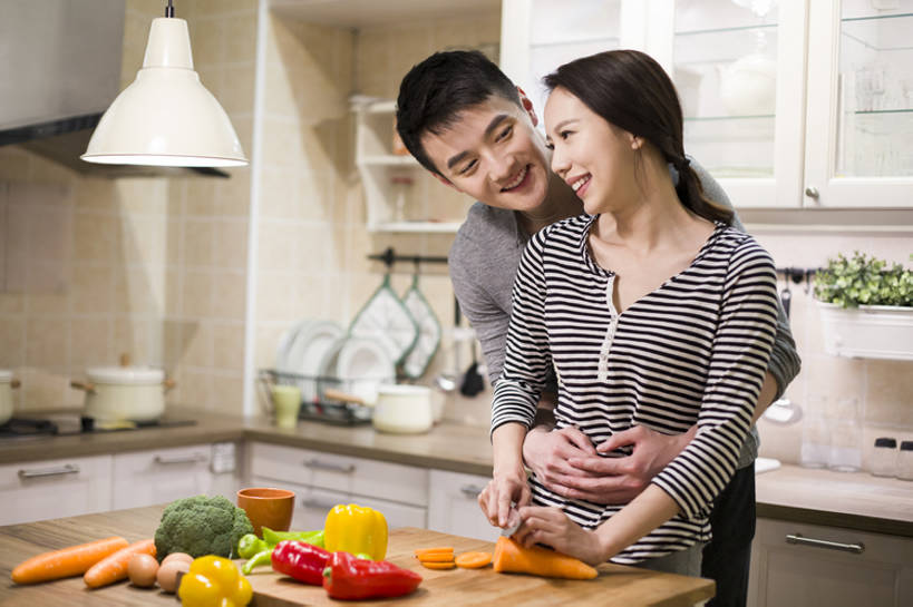 东方人,成年人,两个人,家庭,丈夫,妻子,家,笑,微笑,露齿笑,横图,室内,正面,爱情,快乐,幸福,厨房,桌子,胡萝卜,辣椒,蔬菜,椰菜,北京,中国,亚洲,一排,连接,握,准备,整齐,木制,房屋,灶台,公寓,鸡蛋,食品,案板,饮品,浪漫,休闲装,现代,饮食,灯,食物,饮料,排列,黄色,红色,绿色,橱柜,刀,切,站着,做,休闲,健康,温暖,温馨,一家人,恩爱,放松,亲密,搭,握着,恋人,摄影,有机食品,生活方式,和睦,住房,享乐,搭着,队列,可口,清新,房地产,家居服,彩椒,东亚,健康食物,陪同,辣角,红海椒,大椒,辣虎,广椒,适口,陪伴,男人,男性,年轻男性,年轻女性,女人,女性,亚洲人,中国人,年轻人,情侣,烹调用具,甜椒,柿子椒,辣子,红辣椒,海椒,番椒,灯笼椒,烹调,拥抱,彩图,爱,欢乐,深情,伴侣,融洽,伴随,bj175