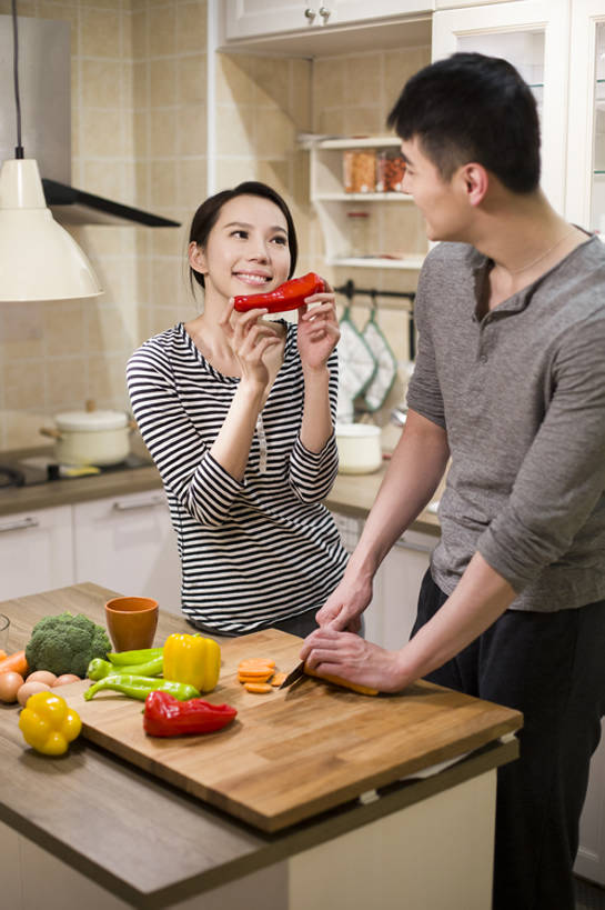 东方人,成年人,两个人,家庭,丈夫,妻子,家,笑,微笑,露齿笑,竖图,室内,正面,爱情,快乐,幸福,厨房,桌子,胡萝卜,辣椒,蔬菜,椰菜,北京,中国,亚洲,一排,连接,握,准备,整齐,木制,房屋,灶台,公寓,鸡蛋,食品,案板,饮品,浪漫,休闲装,现代,饮食,灯,食物,饮料,排列,黄色,红色,绿色,橱柜,刀,切,站着,做,休闲,健康,温暖,温馨,一家人,面对面,恩爱,放松,亲密,握着,恋人,摄影,介绍,有机食品,生活方式,和睦,住房,享乐,队列,可口,清新,房地产,出示,家居服,彩椒,东亚,健康食物,陪同,辣角,红海椒,大椒,辣虎,广椒,适口,陪伴,男人,男性,年轻男性,年轻女性,女人,女性,亚洲人,中国人,年轻人,情侣,烹调用具,甜椒,柿子椒,辣子,红辣椒,海椒,番椒,灯笼椒,烹调,说话,彩图,欢乐,深情,伴侣,融洽,伴随,bj175