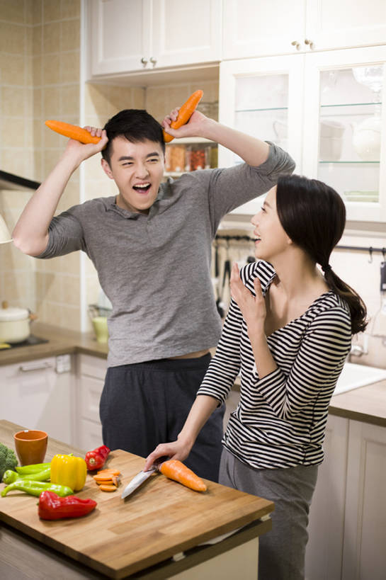 东方人,成年人,两个人,家庭,丈夫,妻子,家,笑,微笑,露齿笑,竖图,室内,正面,爱情,幸福,厨房,桌子,胡萝卜,辣椒,蔬菜,椰菜,北京,中国,亚洲,一排,连接,咆哮,握,准备,整齐,木制,房屋,灶台,公寓,鸡蛋,食品,案板,饮品,浪漫,玩,休闲装,现代,饮食,食物,饮料,排列,黄色,红色,绿色,橱柜,刀,站着,张嘴,做,休闲,健康,温暖,温馨,一家人,面对面,恩爱,放松,乐趣,亲密,模仿,握着,恋人,摄影,介绍,有机食品,生活方式,幽默,和睦,住房,享乐,队列,可口,清新,房地产,出示,家居服,张大嘴巴,彩椒,东亚,健康食物,陪同,辣角,红海椒,大椒,辣虎,广椒,适口,陪伴,男人,男性,年轻男性,年轻女性,女人,女性,亚洲人,中国人,年轻人,情侣,烹调用具,张开嘴,甜椒,柿子椒,辣子,红辣椒,海椒,番椒,灯笼椒,烹调,彩图,欢乐,深情,伴侣,融洽,伴随,bj175