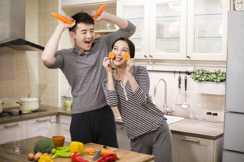 东方人,成年人,两个人,家庭,丈夫,妻子,家,笑,微笑,露齿笑,横图,室内,正面,爱情,幸福,厨房,桌子,胡萝卜,辣椒,蔬菜,椰菜,北京,中国,亚洲,一排,连接,握,准备,整齐,木制,房屋,灶台,公寓,鸡蛋,食品,案板,饮品,浪漫,玩,休闲装,现代,饮食,食物,饮料,排列,黄色,红色,绿色,橱柜,刀,站着,张嘴,做,休闲,健康,温暖,温馨,一家人,面对面,恩爱,放松,乐趣,亲密,模仿,握着,恋人,摄影,介绍,有机食品,生活方式,幽默,和睦,住房,享乐,队列,可口,清新,房地产,出示,家居服,张大嘴巴,彩椒,东亚,健康食物,陪同,辣角,红海椒,大椒,辣虎,广椒,适口,陪伴,男人,男性,年轻男性,年轻女性,女人,女性,亚洲人,中国人,年轻人,情侣,烹调用具,张开嘴,甜椒,柿子椒,辣子,红辣椒,海椒,番椒,灯笼椒,烹调,彩图,欢乐,深情,伴侣,融洽,伴随,bj175