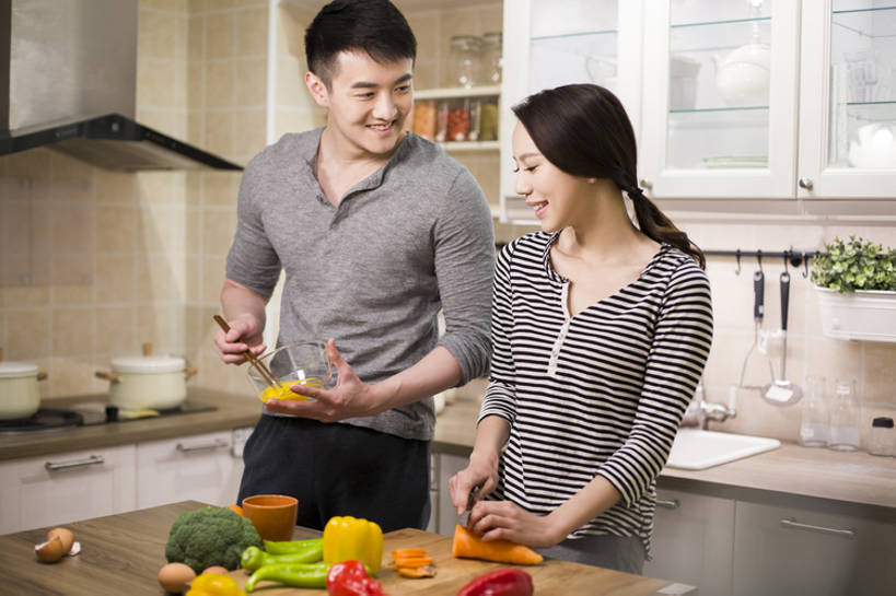 东方人,成年人,两个人,家庭,丈夫,妻子,家,笑,微笑,露齿笑,横图,室内,正面,爱情,快乐,幸福,合作,厨房,桌子,胡萝卜,辣椒,蔬菜,椰菜,北京,中国,亚洲,一排,连接,握,准备,整齐,并排,木制,房屋,灶台,公寓,鸡蛋,食品,案板,饮品,浪漫,休闲装,现代,饮食,食物,饮料,排列,黄色,红色,绿色,橱柜,刀,切,站着,做,休闲,健康,温暖,温馨,一家人,恩爱,放松,亲密,握着,恋人,摄影,有机食品,生活方式,和睦,混合,住房,享乐,队列,可口,清新,房地产,家居服,彩椒,东亚,健康食物,陪同,辣角,红海椒,大椒,辣虎,广椒,搅动,适口,陪伴,男人,男性,年轻男性,年轻女性,女人,女性,亚洲人,中国人,年轻人,情侣,烹调用具,甜椒,柿子椒,辣子,红辣椒,海椒,番椒,灯笼椒,烹调,说话,彩图,欢乐,深情,伴侣,融洽,伴随,bj175