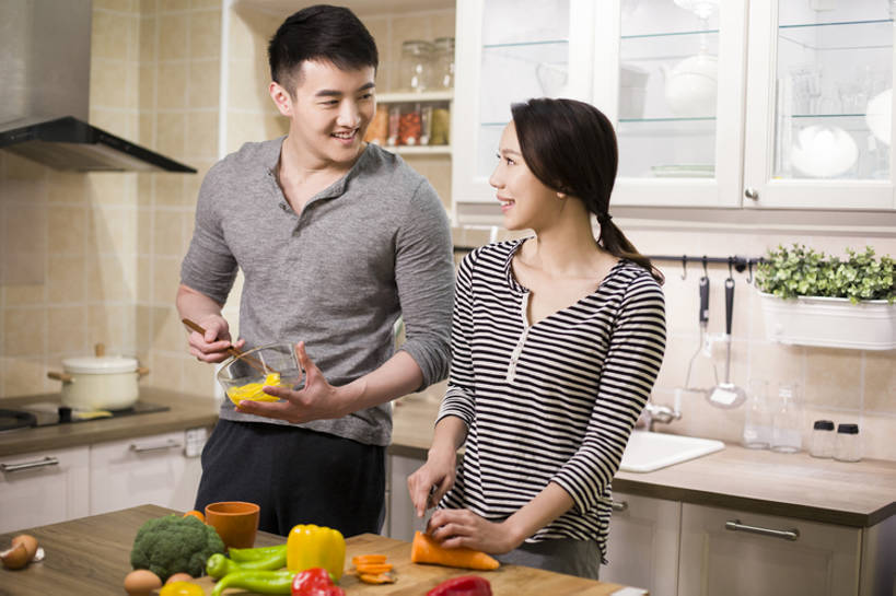 东方人,成年人,两个人,家庭,丈夫,妻子,家,笑,微笑,露齿笑,横图,室内,正面,爱情,快乐,幸福,合作,厨房,桌子,胡萝卜,辣椒,蔬菜,椰菜,北京,中国,亚洲,一排,连接,握,准备,整齐,并排,木制,房屋,灶台,公寓,鸡蛋,食品,案板,饮品,浪漫,休闲装,现代,饮食,食物,饮料,排列,黄色,红色,绿色,橱柜,刀,切,站着,做,休闲,健康,温暖,温馨,一家人,面对面,恩爱,放松,亲密,握着,恋人,摄影,有机食品,生活方式,和睦,混合,住房,享乐,队列,可口,清新,房地产,家居服,彩椒,东亚,健康食物,陪同,辣角,红海椒,大椒,辣虎,广椒,搅动,适口,陪伴,男人,男性,年轻男性,年轻女性,女人,女性,亚洲人,中国人,年轻人,情侣,烹调用具,甜椒,柿子椒,辣子,红辣椒,海椒,番椒,灯笼椒,烹调,说话,彩图,欢乐,深情,伴侣,融洽,伴随,bj175