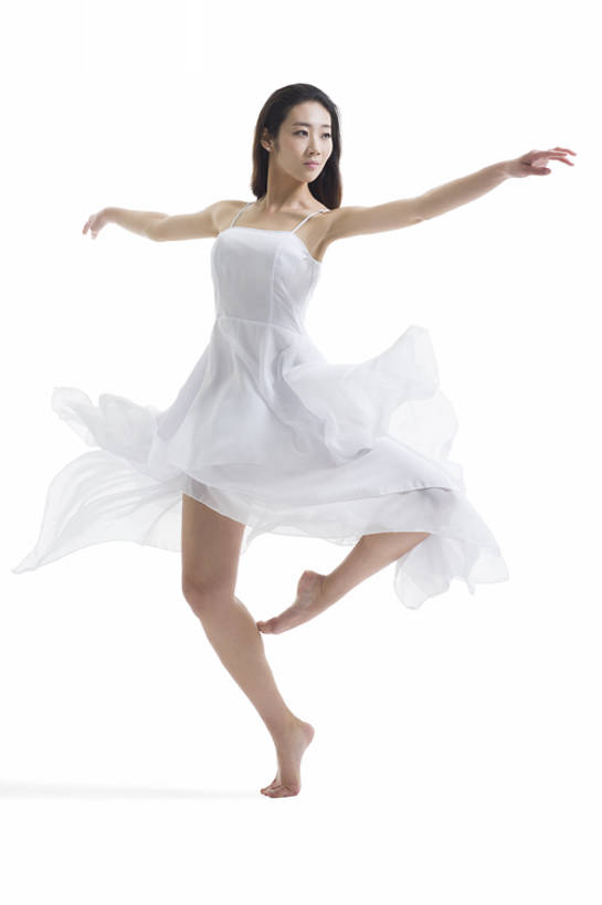 东方人,成年人,一个人,站,微笑,竖图,留白,抠图,白色背景,正面,裙子,时尚,快乐,幸福,热情,信心,北京,中国,亚洲,仅一个年轻女性,仅一个女性,仅一个人,表演,伸展,半空,美丽,光脚,现代,白色,站着,概念,赤脚,活力,平衡,舒展,摄影,踮脚,单腿,动作,高雅,现代舞,优美,享乐,练习,敏捷,努力,爱好,弹性,东亚,柔和,技能,完美,年轻女性,女人,女性,亚洲人,中国人,年轻人,舞者,站立,张开手臂,彩图,全身,影棚拍摄,欢乐,舞蹈,魅力,bj175