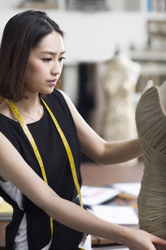 东方人,成年人,一个人,设计师,裁缝,办公室,商店,竖图,室内,白天,侧面,晚礼服,时尚,集体,信心,桌子,城市,纺织品,北京,中国,亚洲,仅一个年轻女性,仅一个女性,仅一个人,工作,人造模特,艺术品,利益,休闲装,现代,盛装,衣服,卷尺,工艺品,看,站着,做,职业,团体,短袖,创意,摄影,奋斗,生活方式,道具,测量工具,愿望,组织,专心,效率,服装店,工作室,成就,努力,手艺,忙碌,草图,创新,东亚,服装模特,时装模特,模特道具,时装道具,展示道具,服装模特道具,陈列道具,新意,理想,技能,店主,美术工艺,企业家,认真,年轻女性,女人,女性,亚洲人,中国人,年轻人,美术设计员,设计,设计家,设计者,半身,彩图,纺织工业,产品设计,bj175