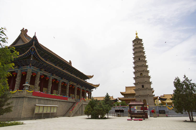 无人,寺庙,宫殿,横图,室外,白天,旅游,度假,美景,名胜古迹,标志建筑,地标,建筑,中国,亚洲,艺术,香炉,庭院,景观,文化遗产,建筑群,塔,古典,宏伟,历史,娱乐,建设,传统,宝塔,佛塔,古代,风景,天空,自然,享受,休闲,旅游胜地,景色,放松,摄影,宗教,佛教,高,尖塔,旧的,中国文化,自然风光,古典风格,东亚,宗教用品,远古,东亚文化,甘肃省,丝绸之路,武威,古代文明,灵性,彩图,旅行,礼拜堂,传统文化,建筑结构,罗什寺,罗什寺塔,bj175