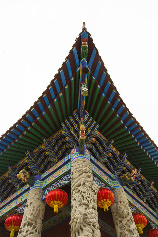 无人,寺庙,宫殿,竖图,室外,白天,仰视,旅游,度假,美景,名胜古迹,标志建筑,地标,建筑,照明,中国,亚洲,花纹,对称,艺术,装饰,鲜艳,龙,灯笼,雕刻,图案,圆柱,纸灯笼,屋顶,屋檐,景观,建筑群,古典,宏伟,瓦,历史,娱乐,建设,传统,古代,红色,风景,天空,自然,灯具,享受,休闲,旅游胜地,景色,放松,摄影,宗教,佛教,部分,照亮,照明设备,旧的,中国文化,自然风光,古典风格,东亚,远古,东亚文化,甘肃省,丝绸之路,武威,古代文明,灵性,式样,彩图,低角度拍摄,旅行,礼拜堂,传统文化,建筑结构,罗什寺,bj175
