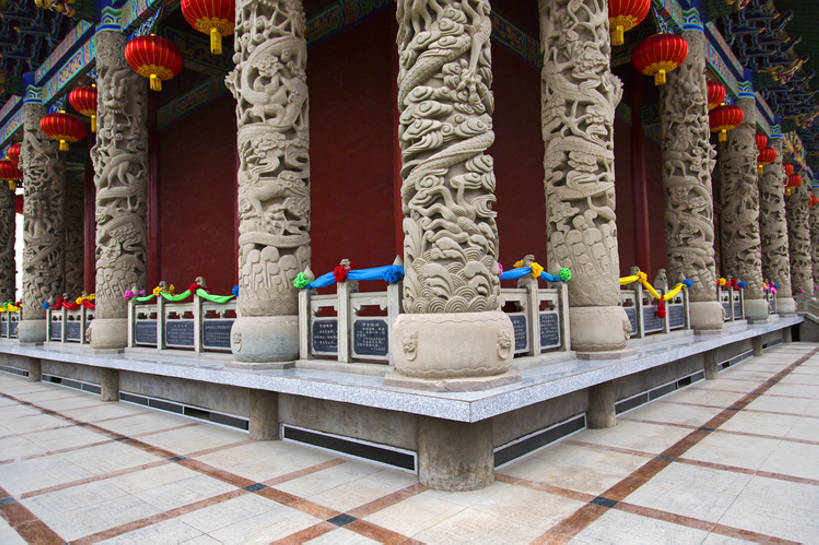 无人,寺庙,宫殿,横图,室外,白天,旅游,度假,美景,名胜古迹,标志建筑,地标,建筑,照明,中国,亚洲,柱,花纹,对称,艺术,装饰,鲜艳,龙,灯笼,雕刻,图案,圆柱,纸灯笼,景观,文化遗产,建筑群,古典,宏伟,历史,娱乐,建设,传统,古代,红色,风景,自然,灯具,享受,休闲,旅游胜地,景色,放松,摄影,宗教,佛教,部分,照亮,照明设备,旧的,中国文化,自然风光,古典风格,东亚,远古,东亚文化,甘肃省,丝绸之路,武威,古代文明,灵性,式样,彩图,旅行,礼拜堂,传统文化,建筑结构,罗什寺,bj175