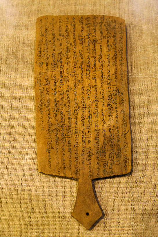 无人,博物馆,竖图,特写,建材,建筑,静物,中国,亚洲,艺术,木制,标志,材料,木板,木材,文字,字符,字母,文化遗产,亚麻,古典,历史,文化,标识,传统,少数民族,民族,木柴,古代,一个,祈祷,摄影,宗教,建造,佛教,木料,单个,古董,手写,旧的,中国文化,古典风格,东亚,宗教用品,远古,东亚文化,经文,收集,甘肃省,丝绸之路,藏文,武威,古代文明,灵性,彩图,全画幅,传统文化,佛经,中国少数民族,bj175