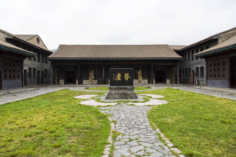 无人,横图,室外,白天,旅游,度假,美景,名胜古迹,标志建筑,地标,建筑,中国,亚洲,柱,对称,装饰,房屋,墙,庭院,景观,建筑群,小路,地面,古典,历史,娱乐,建设,传统,草,古代,绿色,风景,天空,自然,享受,休闲,景色,放松,摄影,旧的,中国文化,自然风光,古典风格,东亚,远古,东亚文化,丝绸之路,青海省,西宁,彩图,旅行,传统文化,建筑结构,广角,马步芳公馆,bj175